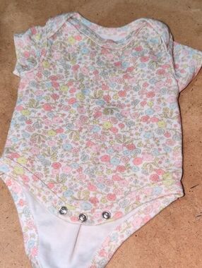 ❤️‍🔥10/$10❤️‍🔥 Baby Essentials Floral Onesie Size 3M